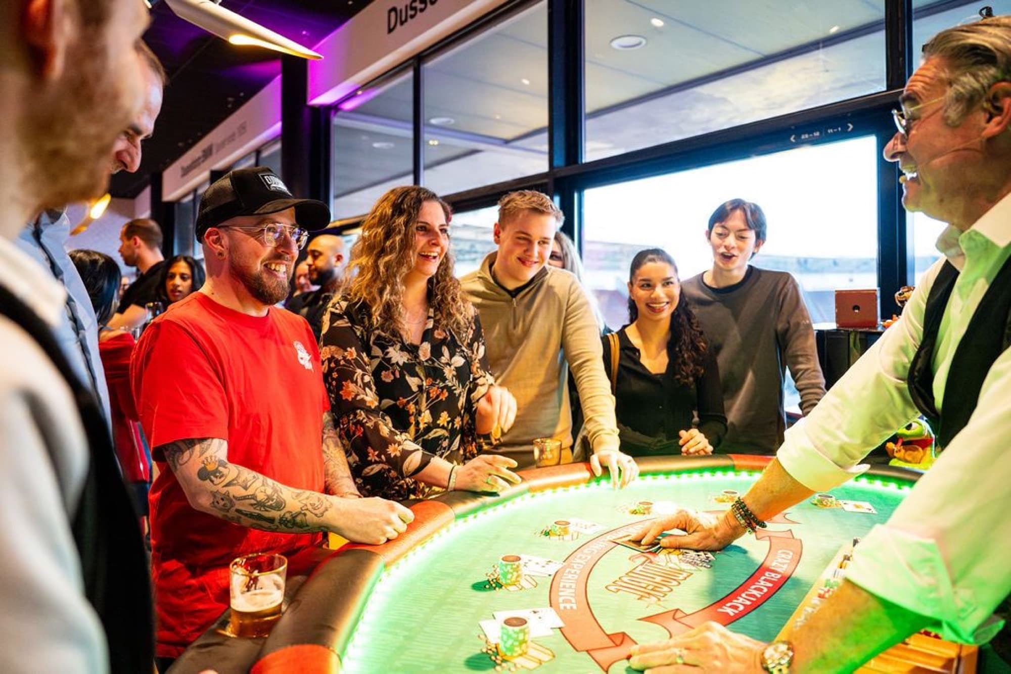 De mobiele casinotafel tussen de gasten